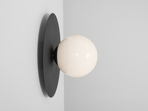 Aplică CustomForm SKIVA BALL S – neagră, cu abajur opal small 0