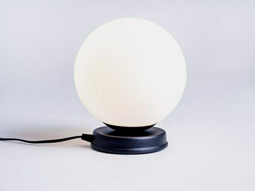 Verifica Lampă de masă CustomForm MANEN M, glob din sticlă opal Ø20 cm, bază neagră, E27