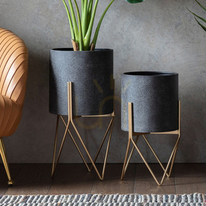 Ghiveci metalic cu suport geometric Gallery Direct Hoven gri auriu 61x31 cm 5056315932302 1 Ghiveci metalic cu suport geometric Gallery Direct Hoven gri auriu 61x31 cm 5056315932302 small 1