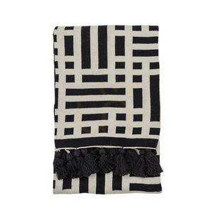 Cuvertură de pat Gallery Direct Merton cu ciucuri negru crem bumbac 130x170 cm small 0