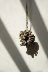 Tassel decorativ din coajă de cowrie maro BAZAR BIZAR small 1