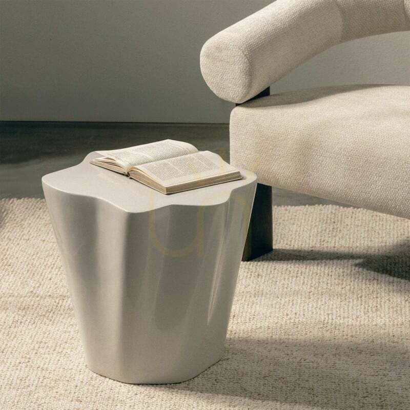 Vedere Măsuță auxiliară FIOR, 49 cm, gri-bej, lucioasă, cu forme rotunjite, de la Nova Nook Măsuță auxiliară FIOR, 49 cm, gri-bej, lucioasă, cu forme rotunjite, de la Nova Nook