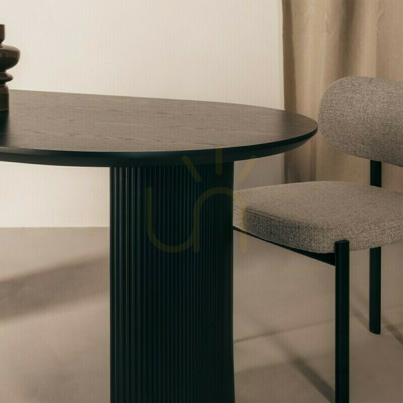 Afişa Masă de sufragerie RIZIO de 180 cm, neagră, cu caneluri, de la Nova Nook Masă de sufragerie RIZIO de 180 cm, neagră, cu caneluri, de la Nova Nook