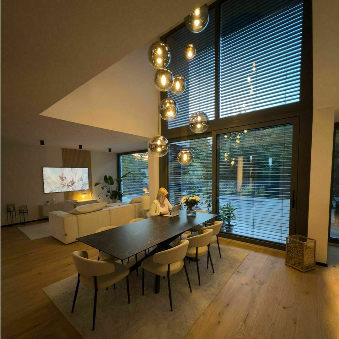 Spectacol Lustră s.luce Orb aurie din sticlă și metal, 8 brațe, E27, rotundă Lustră s.luce Orb aurie din sticlă și metal, 8 brațe, E27, rotundă