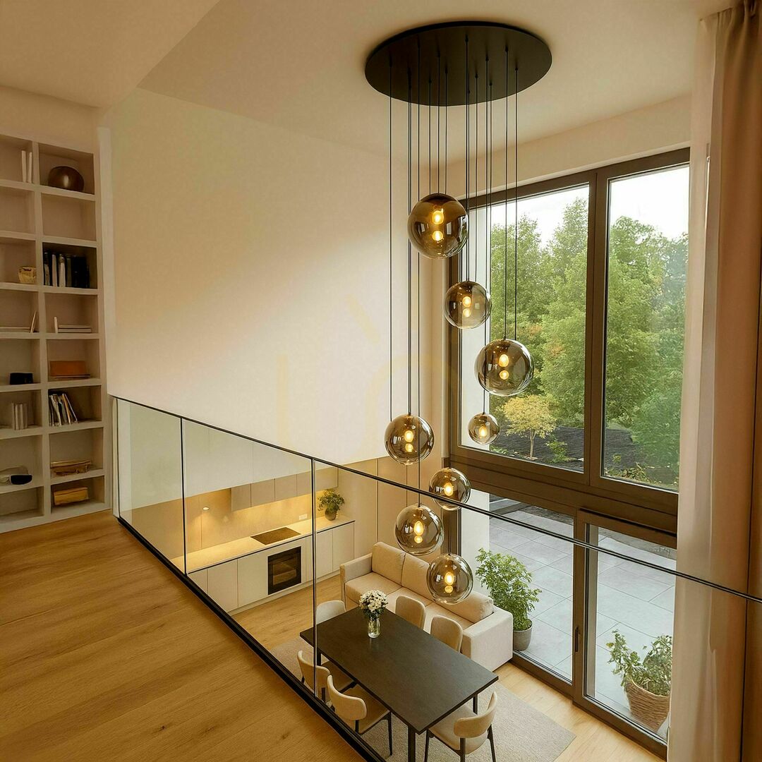 Afişa Lustră s.luce Orb aurie din sticlă și metal, 12 becuri, diametru 50 cm Lustră s.luce Orb aurie din sticlă și metal, 12 becuri, diametru 50 cm