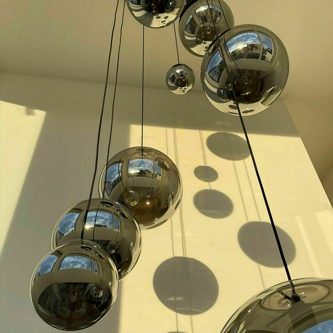 Afişa Lustră s.luce Orb aurie din sticlă și metal, 12 becuri, diametru 50 cm Lustră s.luce Orb aurie din sticlă și metal, 12 becuri, diametru 50 cm