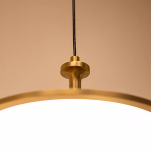 Lampa suspendată LED Issa, model mediu – auriu periat, de la Elstead 1 Lampa suspendată LED Issa, model mediu – auriu periat, de la Elstead small 1