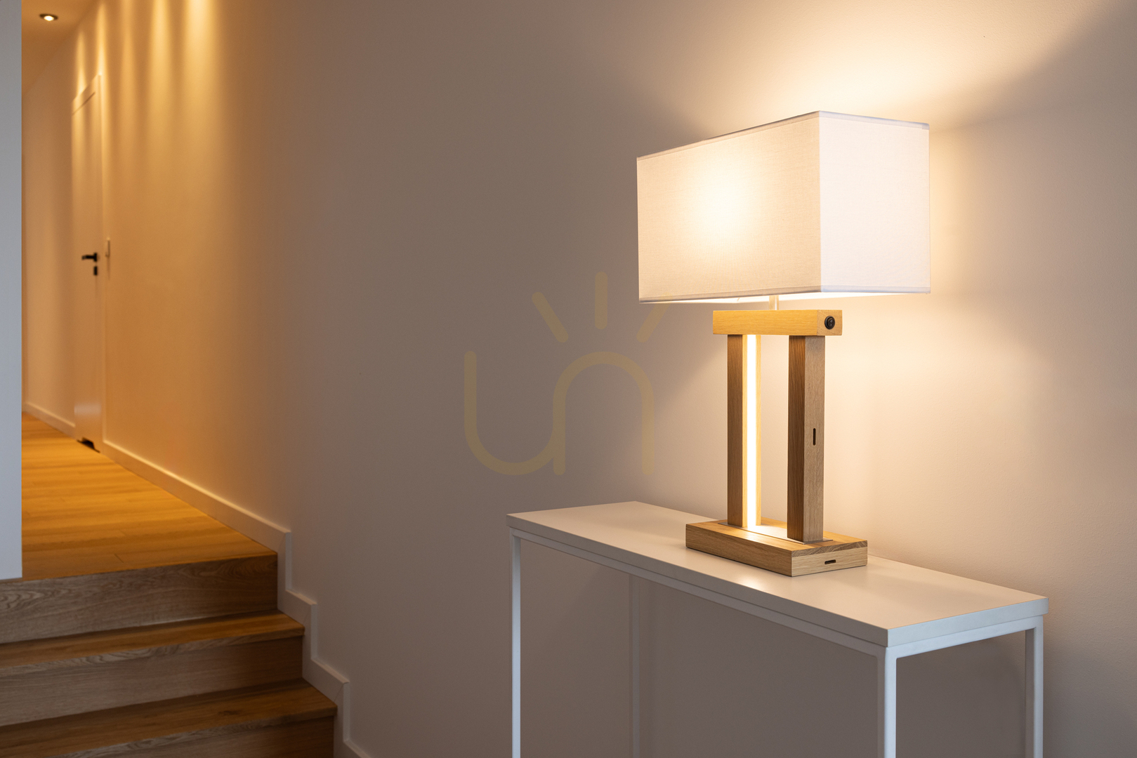 Spectacol Lampa de masă Hakon, stejar uleiat/nichel mat, abajur alb, 1xE27 + 2xLED 40 W, 35 cm Lampa de masă Hakon, stejar uleiat/nichel mat, abajur alb, 1xE27 + 2xLED 40 W, 35 cm