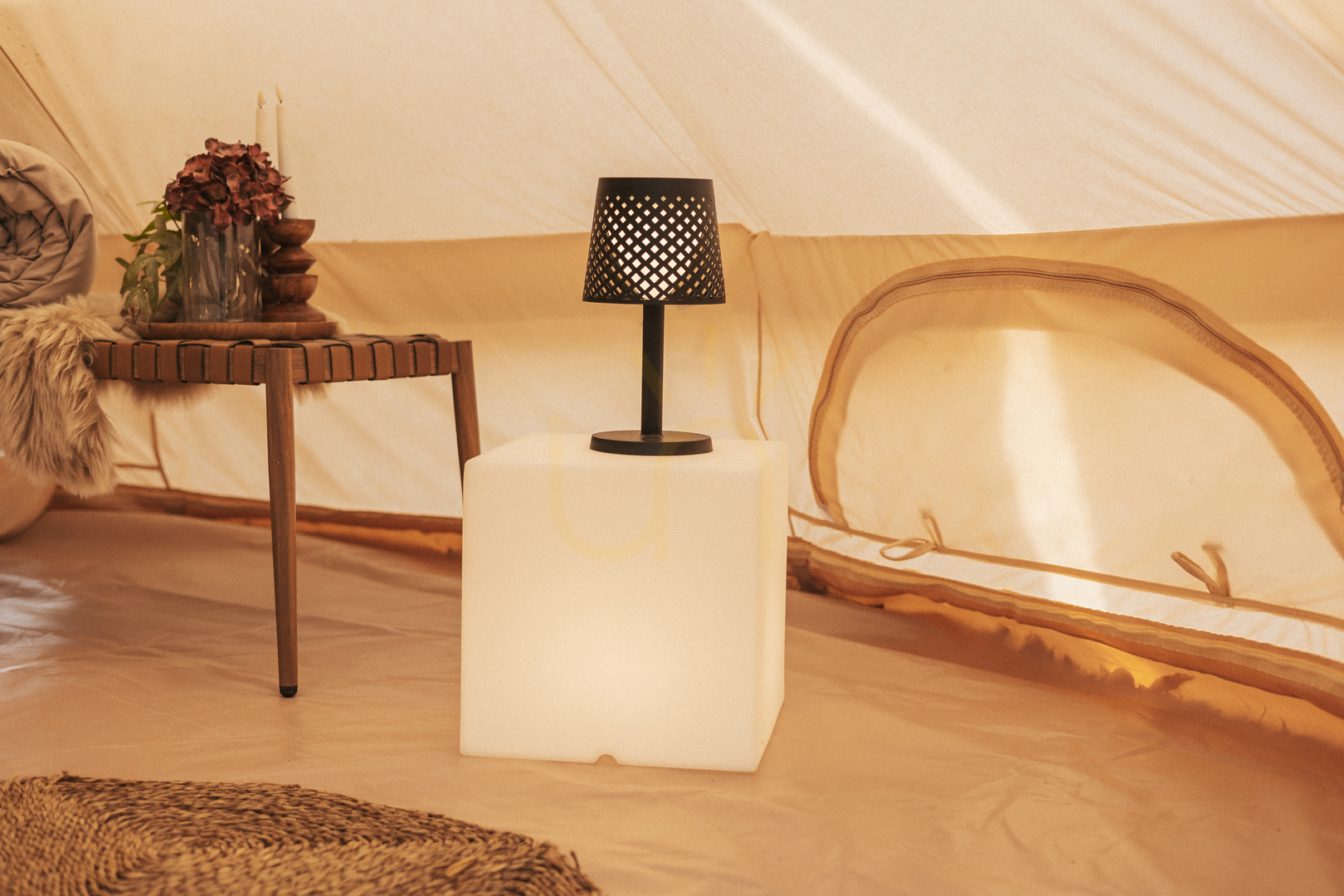 Spectacol Masa de grădină CUBY 3186 albă, 1xLED Masa de grădină CUBY 3186 albă, 1xLED